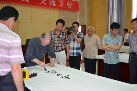 La démonstration de calligraphie de Jean-Yves Pelletier, Exposition [Les caractères des Mille Mots calligraphiés par les Chinois du monde entier], 河南郑州 [全球华人同书千字文] 展覧 2012