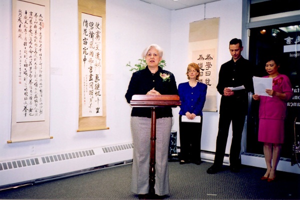 Louise Harel, 魁省城市事務部部長在Nicole Chenut 的書法展覽會致詞